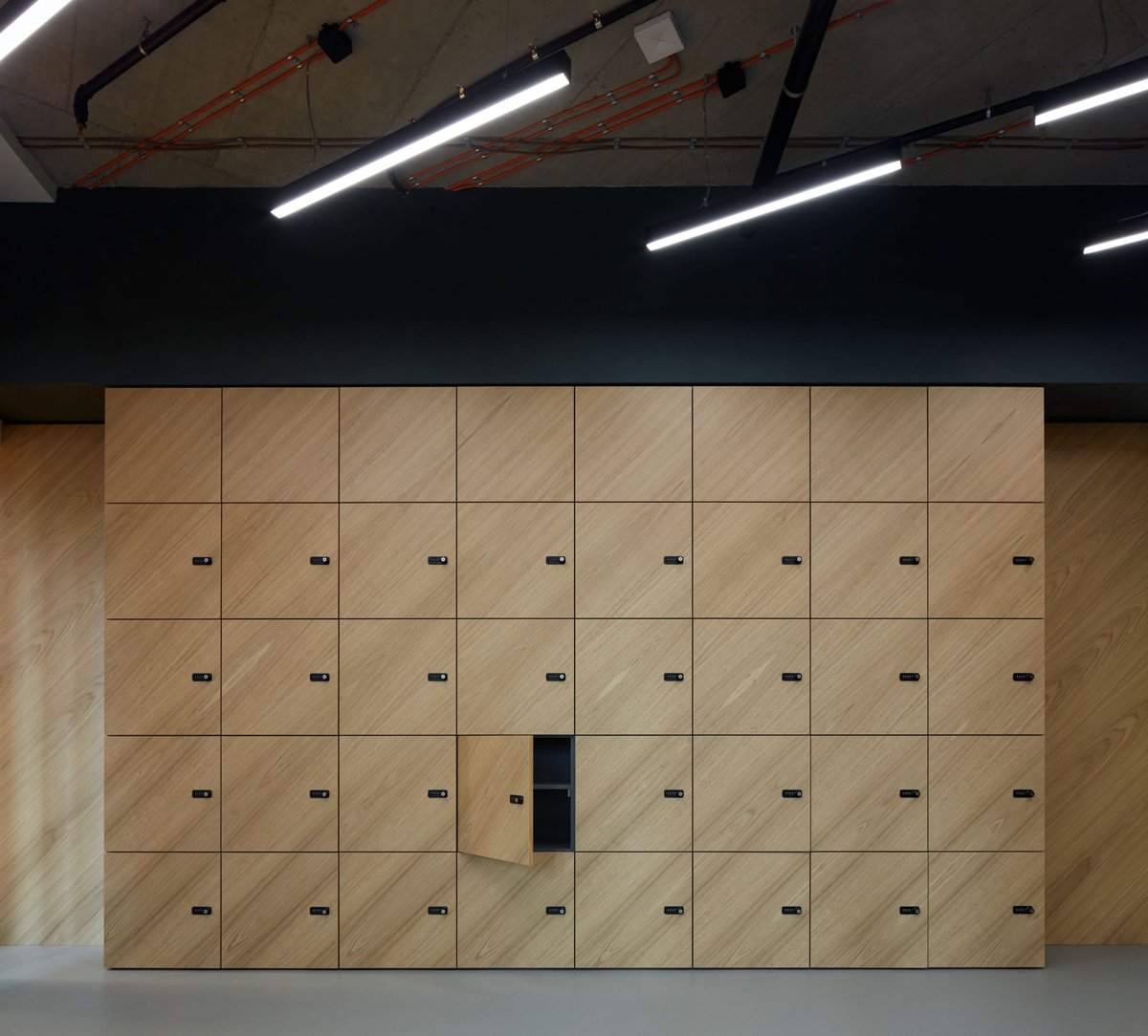 EOH IT Hub, realizace Lockers, pohled 1